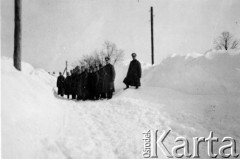 1939-1945, prawdopodobnie okolice Jasła.
Żołnierze Wehrmachtu.
Fot. NN, album nieznanego żołnierza Wehrmachtu, kolekcja Tomasza Kopańskiego, zbiory Ośrodka KARTA