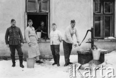 1939-1945, prawdopodobnie Jasło.
Żołnierze Wehrmachtu przy studni.
Fot. NN, album nieznanego żołnierza Wehrmachtu, kolekcja Tomasza Kopańskiego, zbiory Ośrodka KARTA