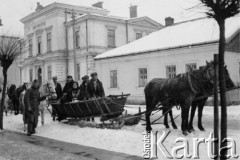 1939-1945, Jasło.
Zaprzęgi przed budynkiem Rady Powiatowej. 
Fot. NN, album nieznanego żołnierza Wehrmachtu, kolekcja Tomasza Kopańskiego, zbiory Ośrodka KARTA