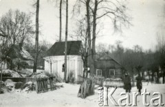 1939-1945, prawdopodobnie Jasło lub Niegłowice.
Żołnierze Wehrmachtu przed kapliczką.
Fot. NN, album nieznanego żołnierza Wehrmachtu, kolekcja Tomasza Kopańskiego, zbiory Ośrodka KARTA