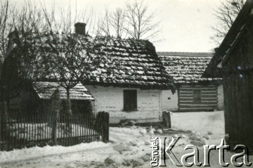 1939-1945, prawdopodobnie Jasło.
Domy kryte strzechą. 
Fot. NN, album nieznanego żołnierza Wehrmachtu, kolekcja Tomasza Kopańskiego, zbiory Ośrodka KARTA