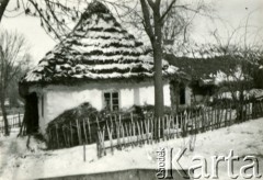 1939-1945, okolice Jasła.
Chałupa kryta strzechą.
Fot. NN, album nieznanego żołnierza Wehrmachtu, kolekcja Tomasza Kopańskiego, zbiory Ośrodka KARTA