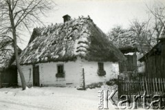 1939-1945, okolice Jasła.
Chałupa kryta strzechą.
Fot. NN, album nieznanego żołnierza Wehrmachtu, kolekcja Tomasza Kopańskiego, zbiory Ośrodka KARTA