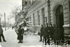 1939-1945, prawdopodobnie Jasło.
Wartownicy i niemieccy żołnierze przed budynkiem zajmowanym przez okupantów.
Fot. NN, album nieznanego żołnierza Wehrmachtu, kolekcja Tomasza Kopańskiego, zbiory Ośrodka KARTA