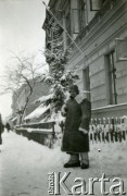 1939-1945, prawdopodobnie Jasło.
Wartownik przed budynkiem zajmowanym przez żołnierzy niemieckich.
Fot. NN, album nieznanego żołnierza Wehrmachtu, kolekcja Tomasza Kopańskiego, zbiory Ośrodka KARTA