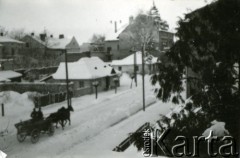 1939-1945, prawdopodobnie Jasło.
Powóz przejeżdżający ulicą miasta.
Fot. NN, album nieznanego żołnierza Wehrmachtu, kolekcja Tomasza Kopańskiego, zbiory Ośrodka KARTA