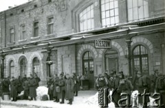 1939-1945, Rzeszów.
Niemieccy żołnierze na dworcu kolejowym.
Fot. NN, album nieznanego żołnierza Wehrmachtu, kolekcja Tomasza Kopańskiego, zbiory Ośrodka KARTA