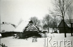 1939-1945, okolice Jasła.
Chałupy kryte strzechą.
Fot. NN, album nieznanego żołnierza Wehrmachtu, kolekcja Tomasza Kopańskiego, zbiory Ośrodka KARTA