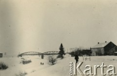 1939-1945, brak miejsca (prawdopodobnie okolice Jasła).
Żołnierz Wehrmachtu, za nim most kolejowy.
Fot. NN, album nieznanego żołnierza Wehrmachtu, kolekcja Tomasza Kopańskiego, zbiory Ośrodka KARTA