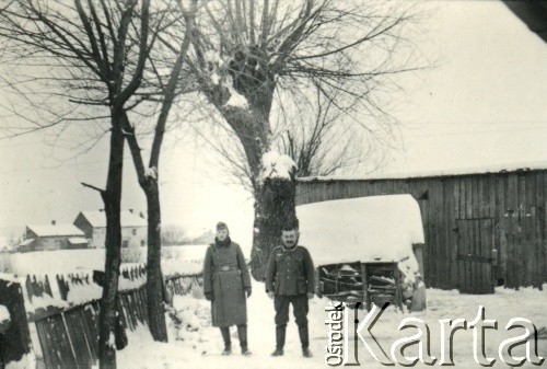 1939-1945, okolice Jasła.
Żołnierze Wehrmachtu.
Fot. NN, album nieznanego żołnierza Wehrmachtu, kolekcja Tomasza Kopańskiego, zbiory Ośrodka KARTA