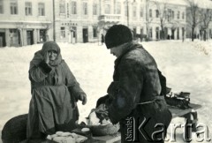1939-1945, prawdopodobnie Jasło.
Handel na rynku.
Fot. NN, album nieznanego żołnierza Wehrmachtu, kolekcja Tomasza Kopańskiego, zbiory Ośrodka KARTA