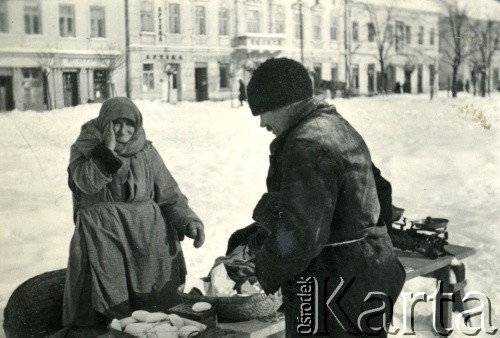 1939-1945, prawdopodobnie Jasło.
Handel na rynku.
Fot. NN, album nieznanego żołnierza Wehrmachtu, kolekcja Tomasza Kopańskiego, zbiory Ośrodka KARTA
