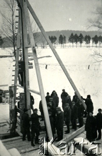 1939-1945, prawdopodobnie Jasło.
Plac budowy najprawdopodobniej mostu (wiaduktu) – widoczny młot parowy (kafar).
Fot. NN, album nieznanego żołnierza Wehrmachtu, kolekcja Tomasza Kopańskiego, zbiory Ośrodka KARTA