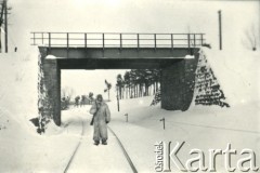 1939-1945, okolice Jasła.
Wartownik wiadukcie kolejowym.
Fot. NN, album nieznanego żołnierza Wehrmachtu, kolekcja Tomasza Kopańskiego, zbiory Ośrodka KARTA