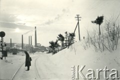 1939-1945, Niegłowice koło Jasła.
Żołnierz niemiecki na torach kolejowych prowadzących do rafinerii naftowej.
Fot. NN, album nieznanego żołnierza Wehrmachtu, kolekcja Tomasza Kopańskiego, zbiory Ośrodka KARTA