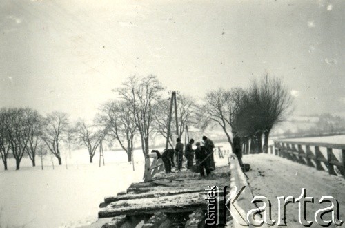 1939-1945, okolice Jasła.
Budowa mostu.
Fot. NN, album nieznanego żołnierza Wehrmachtu, kolekcja Tomasza Kopańskiego, zbiory Ośrodka KARTA