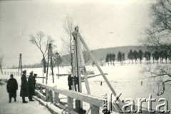 1939-1945, prawdopodobnie Jasło.
Żołnierze Wehrmachtu nadzorują budowę – widoczny kafar do wbijania pali. 
Fot. NN, album nieznanego żołnierza Wehrmachtu, kolekcja Tomasza Kopańskiego, zbiory Ośrodka KARTA