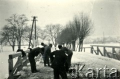 1939-1945, prawdopodobnie Jasło.
Prace na moście.
Fot. NN, album nieznanego żołnierza Wehrmachtu, kolekcja Tomasza Kopańskiego, zbiory Ośrodka KARTA