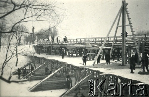 1939-1945, okolice Jasła.
Budowa mostu.
Fot. NN, album nieznanego żołnierza Wehrmachtu, kolekcja Tomasza Kopańskiego, zbiory Ośrodka KARTA