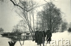 1939-1945, okolice Jasła.
Żołnierze Wehrmachtu, w tle budowa mostu.
Fot. NN, album nieznanego żołnierza Wehrmachtu, kolekcja Tomasza Kopańskiego, zbiory Ośrodka KARTA