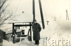 1939-1945, prawdopodobnie Jasło.
Żołnierz Wehrmachtu przy studni.
Fot. NN, album nieznanego żołnierza Wehrmachtu, kolekcja Tomasza Kopańskiego, zbiory Ośrodka KARTA