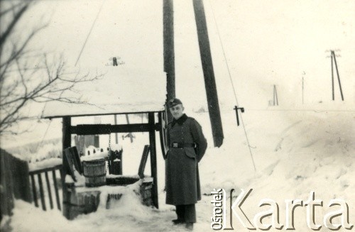 1939-1945, prawdopodobnie Jasło.
Żołnierz Wehrmachtu przy studni.
Fot. NN, album nieznanego żołnierza Wehrmachtu, kolekcja Tomasza Kopańskiego, zbiory Ośrodka KARTA