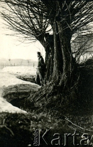 1939-1945, okolice Jasła.
Żołnierz Wehrmachtu.
Fot. NN, album nieznanego żołnierza Wehrmachtu, kolekcja Tomasza Kopańskiego, zbiory Ośrodka KARTA