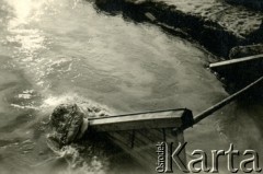 1939-1945, okolice Jasła.
Wzburzona rzeka (najprawdopodobniej Ropa).
Fot. NN, album nieznanego żołnierza Wehrmachtu, kolekcja Tomasza Kopańskiego, zbiory Ośrodka KARTA