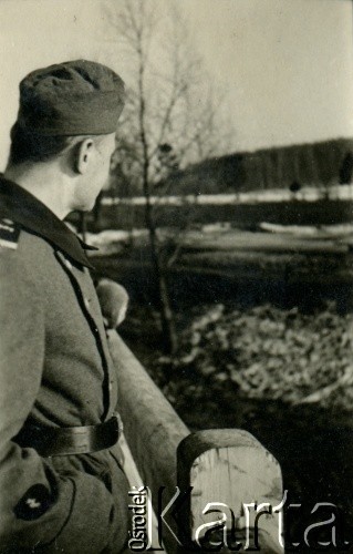 1939-1945, okolice Jasła.
Żołnierz Wehrmachtu na moście.
Fot. NN, album nieznanego żołnierza Wehrmachtu, kolekcja Tomasza Kopańskiego, zbiory Ośrodka KARTA