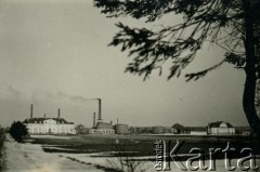 1939-1945, Niegłowice koło Jasła.
Rafineria ropy naftowej.
Fot. NN, album nieznanego żołnierza Wehrmachtu, kolekcja Tomasza Kopańskiego, zbiory Ośrodka KARTA