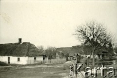 1939-1945, okolice Jasła.
Żołnierz Wehrmachtu przy chałupach krytych strzechą.
Fot. NN, album nieznanego żołnierza Wehrmachtu, kolekcja Tomasza Kopańskiego, zbiory Ośrodka KARTA