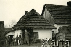 1939-1945, okolice Jasła.
Żołnierz Wehrmachtu z dziećmi.
Fot. NN, album nieznanego żołnierza Wehrmachtu, kolekcja Tomasza Kopańskiego, zbiory Ośrodka KARTA