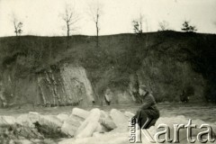 1939-1945, okolice Jasła.
Żołnierz Wehrmachtu na krze.
Fot. NN, album nieznanego żołnierza Wehrmachtu, kolekcja Tomasza Kopańskiego, zbiory Ośrodka KARTA