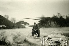 1939-1945, okolice Jasła.
Żołnierz Wehrmachtu na krze.
Fot. NN, album nieznanego żołnierza Wehrmachtu, kolekcja Tomasza Kopańskiego, zbiory Ośrodka KARTA