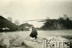 1939-1945, okolice Jasła.
Żołnierz Wehrmachtu na krze.
Fot. NN, album nieznanego żołnierza Wehrmachtu, kolekcja Tomasza Kopańskiego, zbiory Ośrodka KARTA