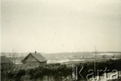 1939-1945, okolice Jasła.
Zabudowania i szyby naftowe na horyzoncie. 
Fot. NN, album nieznanego żołnierza Wehrmachtu, kolekcja Tomasza Kopańskiego, zbiory Ośrodka KARTA