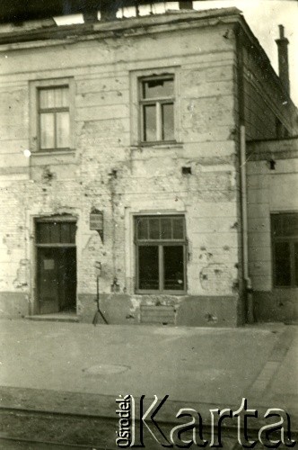 1939-1945, brak miejsca.
Zniszczony działaniami wojennymi budynek (prawdopodobnie stacja kolejowa).
Fot. NN, album nieznanego żołnierza Wehrmachtu, kolekcja Tomasza Kopańskiego, zbiory Ośrodka KARTA