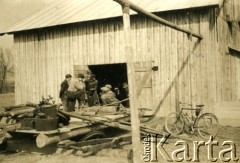 1939-1945, prawdopodobnie okolice Jasła.
Mężczyźni przy szopie.
Fot. NN, album nieznanego żołnierza Wehrmachtu, kolekcja Tomasza Kopańskiego, zbiory Ośrodka KARTA