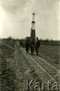 1939-1945, okolice Jasła.
Żołnierze Wehrmachtu przed szybem naftowym.
Fot. NN, album nieznanego żołnierza Wehrmachtu, kolekcja Tomasza Kopańskiego, zbiory Ośrodka KARTA