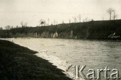 1939-1945, prawdopodobnie okolice Jasła.
Rzeka (najprawdopodobniej Ropa).
Fot. NN, album nieznanego żołnierza Wehrmachtu, kolekcja Tomasza Kopańskiego, zbiory Ośrodka KARTA