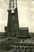 1939-1945, okolice Jasła.
Szyb naftowy.
Fot. NN, album nieznanego żołnierza Wehrmachtu, kolekcja Tomasza Kopańskiego, zbiory Ośrodka KARTA