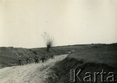 1939-1945, okolice Jasła.
Żołnierze Wehrmachtu podczas marszu z rowerami.
Fot. NN, album nieznanego żołnierza Wehrmachtu, kolekcja Tomasza Kopańskiego, zbiory Ośrodka KARTA