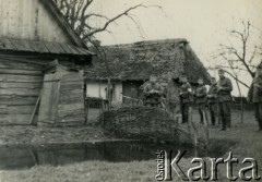 1939-1945, okolice Jasła.
Żołnierze Wehrmachtu.
Fot. NN, album nieznanego żołnierza Wehrmachtu, kolekcja Tomasza Kopańskiego, zbiory Ośrodka KARTA