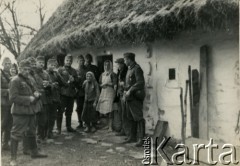 1939-1945, okolice Jasła.
Żołnierze Wehrmachtu z Polakami.
Fot. NN, album nieznanego żołnierza Wehrmachtu, kolekcja Tomasza Kopańskiego, zbiory Ośrodka KARTA