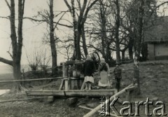 1939-1945, okolice Jasła.
Kobiety z dzieckiem przy studni.
Fot. NN, album nieznanego żołnierza Wehrmachtu, kolekcja Tomasza Kopańskiego, zbiory Ośrodka KARTA