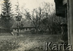 1939-1945, okolice Jasła.
Chłopiec w drzwiach domu.
Fot. NN, album nieznanego żołnierza Wehrmachtu, kolekcja Tomasza Kopańskiego, zbiory Ośrodka KARTA