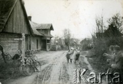 1939-1945, prawdopodobnie Jasło.
Żołnierze Wehrmachtu i Polki ze swoimi dziećmi.
Fot. NN, album nieznanego żołnierza Wehrmachtu, kolekcja Tomasza Kopańskiego, zbiory Ośrodka KARTA