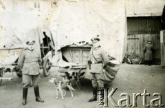 1939-1945, okolice Jasła.
Żołnierze Wehrmachtu przy ciężarówce.
Fot. NN, album nieznanego żołnierza Wehrmachtu, kolekcja Tomasza Kopańskiego, zbiory Ośrodka KARTA