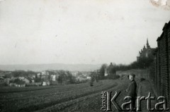 1939-1945, Jasło.
Żołnierz Wehrmachtu przy murze klasztoru sióstr wizytek (widoczny po prawej).
Fot. NN, album nieznanego żołnierza Wehrmachtu, kolekcja Tomasza Kopańskiego, zbiory Ośrodka KARTA