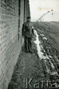 1939-1945, Jasło.
Żołnierz Wehrmachtu przy murze klasztoru sióstr wizytek.
Fot. NN, album nieznanego żołnierza Wehrmachtu, kolekcja Tomasza Kopańskiego, zbiory Ośrodka KARTA